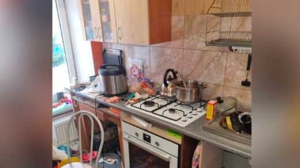 Россиянка растила троих детей в захламленной квартире без продуктов