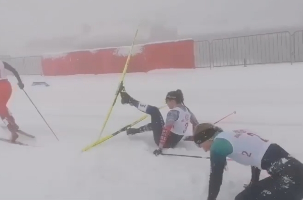 На Спартакиаде в Сочи из-за плохой видимости на трассе пострадали девять лыжниц. Соревнования должны были отменить