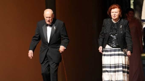 Экс-президент Латвии и её муж покидают Ригу из-за антироссийских санкций
